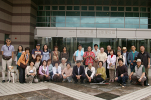 �����̐��E�n�������ّO�ŋL�O�B�e