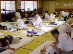 はり・マッサージ無料奉仕治療