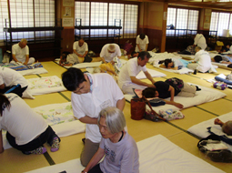 はり・マッサージ無料奉仕治療